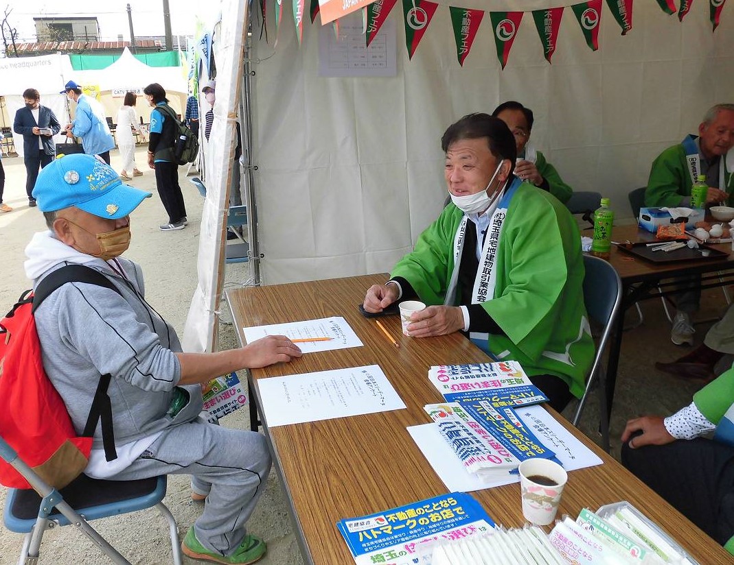 相談の様子。専門家に気軽に相談できるのも不動産フェアの良いところです。