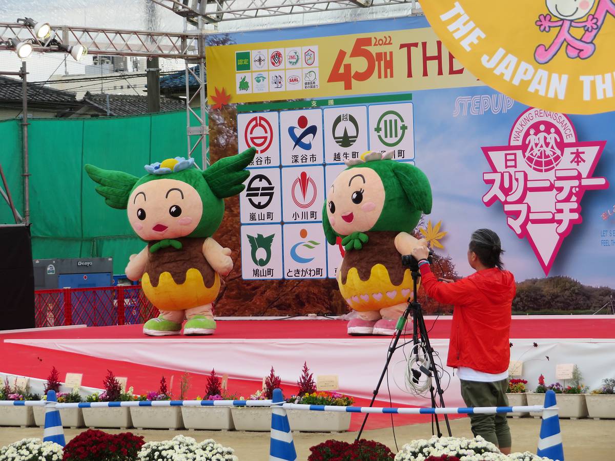 東松山市公式キャラクター双子の「まっくん・あゆみん」です。二人とも趣味は「ウォーキング」です☆