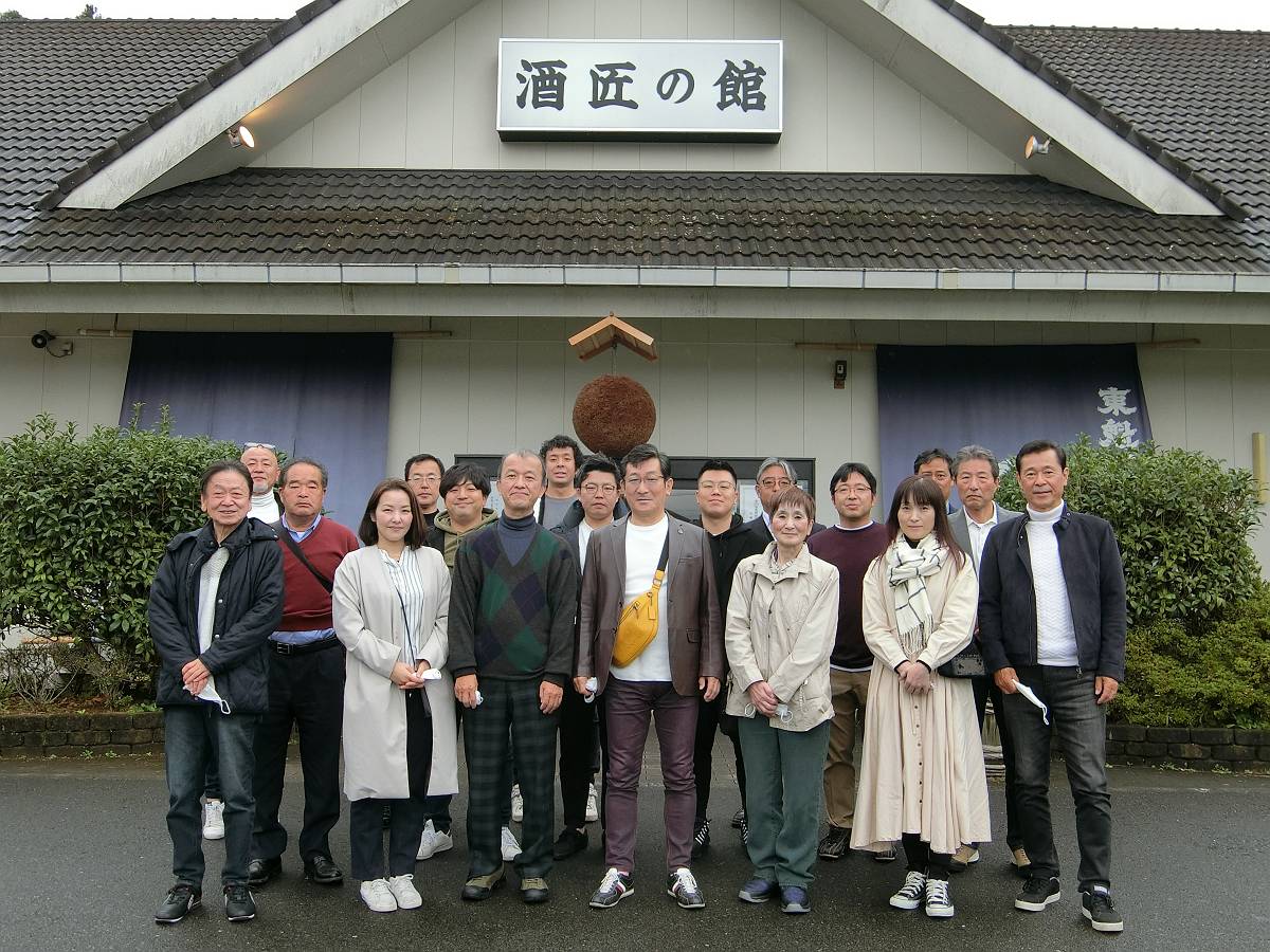 ソムリエハウス酒匠の館前で集合写真