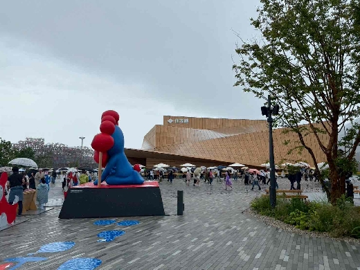 万博会場、雨です！